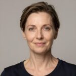 Улыбающаяся Мария Соколова, клиент компании РК Кредит, получившая выгодный кредит на обучение