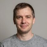 Улыбающийся клиент Дмитрий Козлов, получивший образовательный кредит в компании РК Кредит